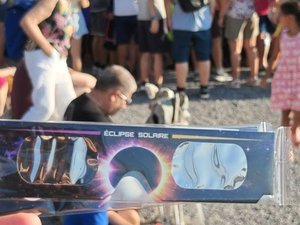 VIDÉO. Éclipse solaire du 12 août : près d'un millier de personnes rassemblées à Onet-le-Château pour voir le soleil disparaître