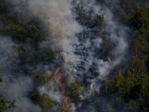 "Une épaisse fumée et des cendres en suspension" à cause de l'incendie de Livinhac-le-Haut : ces communes de l'Aveyron demandent aux habitants de se protéger