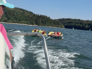 "Le but c'est que les gens qui viennent profiter de la plage puissent tout trouver sur place" : le lac de Pareloup surfe sur les activités nautiques et fait le plein de vacanciers