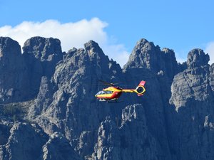 Des familles partent en randonnée avec des bébés et des poussettes : l'improbable sauvetage en montagne de 36 personnes, dont 14 par hélicoptère