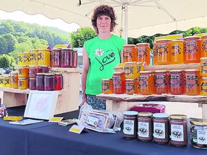 "Le métier d'apicultrice est une véritable passion" : Claire Labbé, la passion des abeilles et du miel en Aveyron