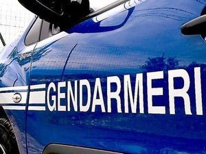 Le propriétaire coupe le moteur à distance depuis son téléphone et alerte les gendarmes, les trois voleurs de sa voiture se font cueillir au péage d'autoroute