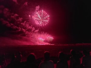 Le feu d'artifice se déclenche bien avant son heure programmée dans un département d'Occitanie en alerte orange pour les feux de forêt, trois blessés