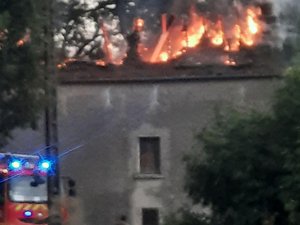Orages : un incendie se déclenche dans une maison touchée par un impact de foudre en Aveyron, l'habitation s'embrase par le toit