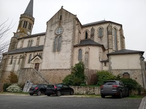VIDÉO. Des orages localement forts touchent l'Aveyron, le clocher de l'église de cette commune, véritable joyau du patrimoine architectural, frappé par la foudre, s'est embrasé
