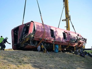 Un bus de 57 passagers se renverse sur l'autoroute : 12 morts et au moins 10 blessés graves... Ce que l'on sait du drame dont le bilan pourrait s'alourdir