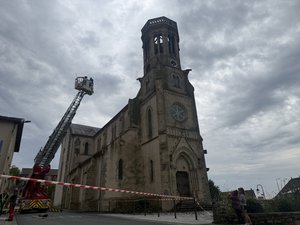 VIDÉO. "Ça fait mal au coeur" : à Saint-Salvadou, la foudre embrase le clocher de la "dame du Ségala"