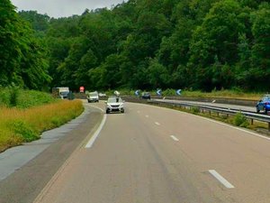 En l'absence de vent, un arbre tombe sur deux voitures qui roulaient sur une autoroute d'Occitanie