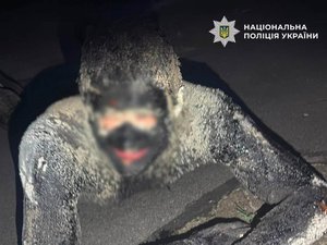 VIDÉO. Le champion de la semaine : pour se fondre dans la nuit, le braqueur de supermarché plonge dans un baril de goudron, il a fallu 5 heures pour le nettoyer