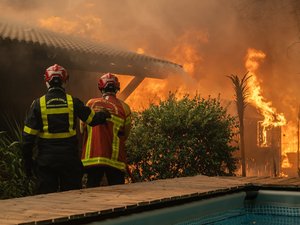 Incendie de Gironde : permis de construire délivré en un mois, chasse aux assureurs qui "ne jouent pas le jeu"... Ce qui a été promis aux habitants sinistrés du Porge