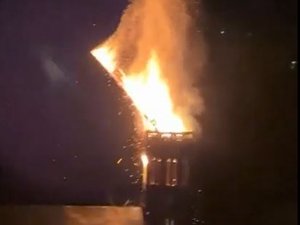VIDÉO. L'église de Saint-Salvadou frappée par la foudre : un habitant filme le moment où la flèche s'est effondrée à cause de l'incendie du clocher