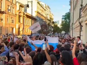 VIDÉO. Guerre en Ukraine : parti interdit, 11 ans de prison, des arrestations, en Russie, il ne fait pas bon être contre le conflit