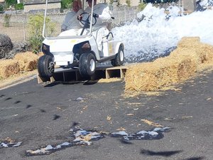 VIDÉO. "Une très belle journée, merci Seigneur" : quand deux hommes d'église participent en papamobile à la course de caisses à savon de ce village d'Aveyron