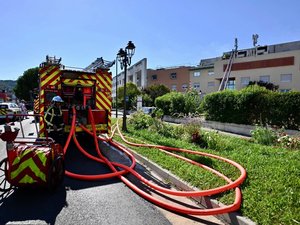 La voiture fracasse une canalisation de gaz et finit sur le toit, quatre blessés et huit habitants évacués à cause du risque d'explosion