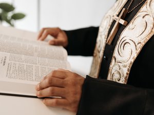 "Agressions sexuelles et viols répétés" sur des scouts de 12 ans depuis les années 80 : un prêtre de 81 ans du diocèse de Paris mis en examen