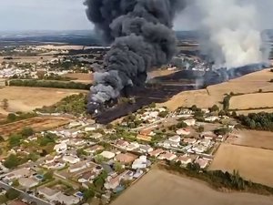 VIDÉO. Un incendie dans la casse automobile se propage à la végétation : l'énorme frayeur des habitants de cette commune près de Toulouse, les flammes étaient au bord des maisons