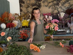 VIDÉO. "Chacun met sa pierre à l'édifice" : Avec Sentiers sauvages, Inès Blanc mise sur la saisonnalité et donne plusieurs vies aux fleurs
