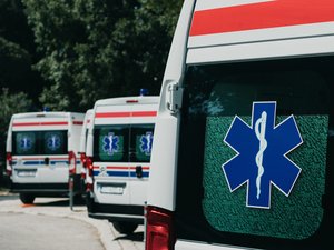 Ils roulent 100 km/h en pensant que leur fils à l'arrière s'est endormi : les parents découvrent qu'il est mort en voulant le réveiller une fois sur une aire de repos