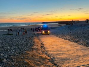 Trois adolescents sont emportés par la mer : un policier en repos s'empare d'un paddle et se jette à l'eau pour les sauver in extremis