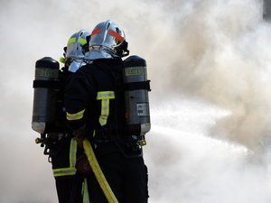 Insolite : un automobiliste voit un départ de feu au bord de la RN88, sort un extincteur de sa voiture et stoppe l'incendie juste avant l'arrivée des pompiers