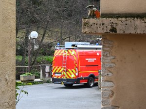 Il saute dans la rivière depuis la passerelle mais il n'y avait que 50 centimètres d'eau : un adolescent de 13 ans sérieusement blessé