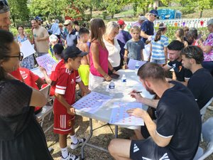 VIDÉO. Bain de foule et dédicace pour les joueurs du Raf sur les berges de Layoule à Rodez plage
