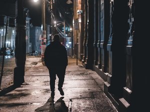 Le corps tailladé de 3 coups de couteau, il passe sans s'arrêter devant une clinique, dit qu'un couple l'a agressé mais ne veut pas porter plainte