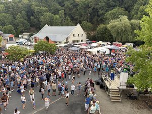 VIDÉO. "L'année dernière, nous avions échoué de peu" : avec 2 977 danseurs, Pont-de-Salars décroche le record du monde du plus grand brise-pieds et détrône la Lozère