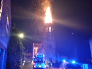 Flèche écroulée, cloches brisées, cinq jours après l'incendie du clocher de l'église de Saint-Salvadou foudroyé, l'heure est à l'évaluation des dégâts