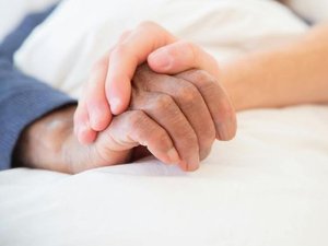 Aide au droit à mourir : obligations du patient, calendrier de mise en place, clause de conscience des médecins, ce que la promulgation de la loi prévoit