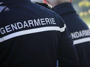 Le motard refusait de se soumettre aux contrôles routiers en Aveyron et multipliait les infractions, les gendarmes l'interpellent à son domicile... et découvrent des cigarettes de contrebande