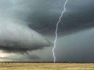 CARTE. "Forts cumuls de pluie et activité électrique", "grêle" : Météo France passe deux nouveaux départements en vigilance orange orages, à quoi s'attendre ce jeudi 20 août après-midi ?