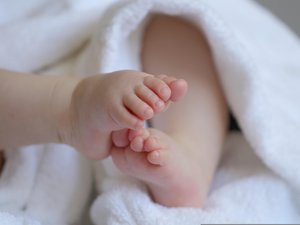 Ils arrêtent un couple qui roule au-dessus de la vitesse autorisée et découvrent que la maman va accoucher, les gendarmes les escortent jusqu'à la maternité : la petite Deva naît peu après