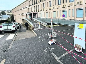 Le bâtiment où travaillaient 120 personnes a été déserté au lendemain du glissement de terrain.
