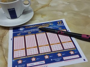 "Prépare ton passeport, nous partons bientôt !" : de passage en Aveyron, un père de famille valide son billet de loto dans un bar... et gagne 1 million d'euros !