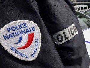 Interpellé en train de voler dans une casse automobile de l'Aveyron, il s'en prend au matériel puis aux policiers dans le commissariat
