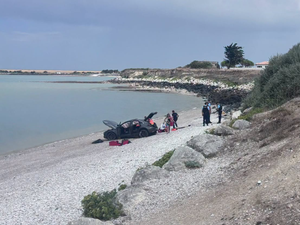 "Nous sommes passés près d'un drame" : le conducteur voulait se garer le plus près possible de l'eau, après avoir pris un sens interdit, sa voiture dévale et se retrouve... dans le sable