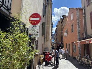 "Chaque usager doit trouver sa place" : pourquoi des panneaux d'interdiction aux vélos apparaissent dans le centre de cette commune de l'Aveyron
