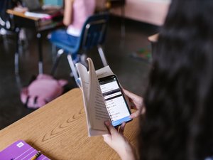 C'est fini le téléphone portable au lycée : à partir de la rentrée 2026, que risquent les élèves qui ne respectent pas l'interdiction ?