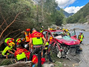 Un éboulement de rochers projette la voiture dans la rivière : deux blessés graves, les images de l'impressionnante intervention des secours