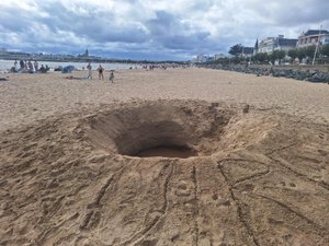 Chute, ensevelissement, danger pour les enfants... Si vous aimez creuser des trous sur la plage, voici pourquoi la police vous demande d'arrêter