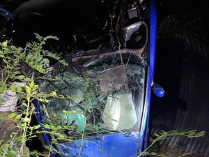 La voiture quitte la route à grande vitesse et bondit 5 mètres plus bas, les deux jeunes dans un état "sérieux" sortent seuls du véhicule