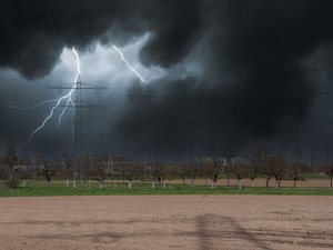 CARTE. Météo : de la grêle, des fortes pluies et des rafales de vent jusqu'à 120 km/h, une journée d'orages violents en Occitanie