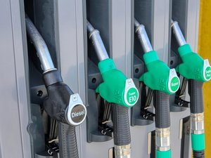 "Ce sont les salaires des Français" : avec des prix qui demeurent au-dessus des 2 ¬ le litre, les aides au carburant et le chèque énergie en voie d'être reconduits
