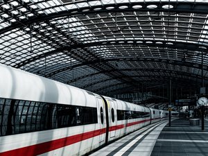 Une maman fait une pause cigarette sur le quai : le train repart sans elle, avec ses enfants de 8 mois et 13 ans à bord