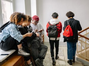 "Les établissements ne sont pas prêts" : les lycées vont-ils vraiment pouvoir interdire le téléphone portable aux élèves dès la rentrée scolaire ?