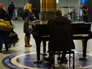 Il voulait jouer du piano à sa place dans la gare : un homme de 34 ans frappe un jeune garçon à la tête avec sa guitare