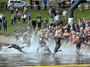 Triathlon : la course sur le Lévézou menacée de devenir un duathlon à cause des cyanobactéries