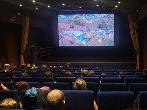 Insolite en Aveyron : un tournoi du jeu vidéo Mario Kart dans une salle de cinéma