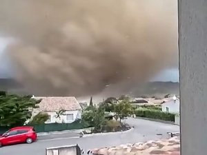 VIDÉOS. Orages : deux personnes sont recherchées dans l'Aude où une tornade a fait d'énormes dégâts, plus d'une centaine de pompiers sur place